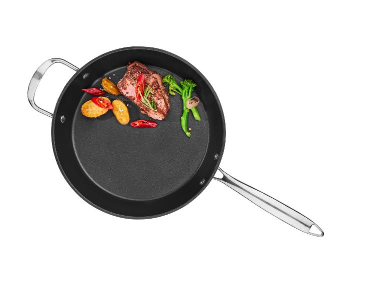 Panvica s pečeným steakom, zemiakmi a brokolicou.