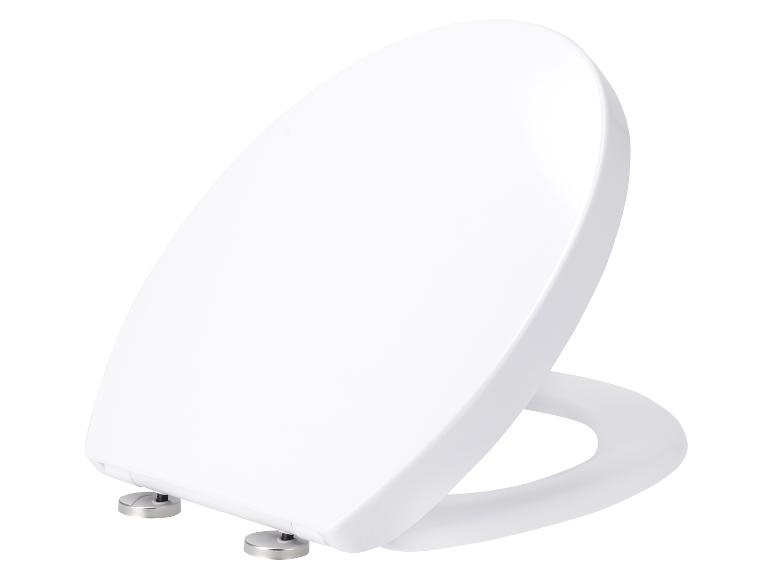 Biela záchodová doska s kovovými pántmi na bielom pozadí