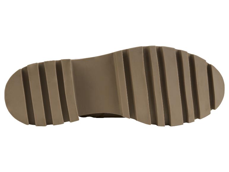 Podrážky hnedých topánok.