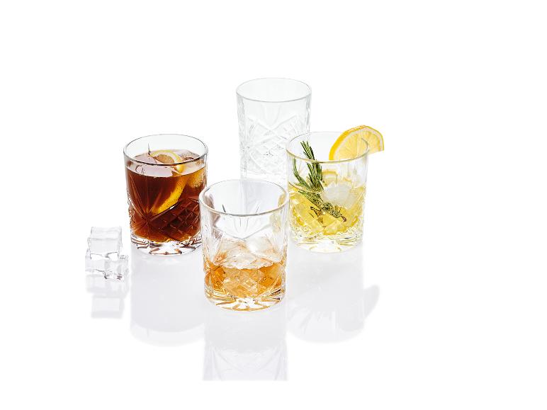 Tri poháre s kokteilmi, jeden s whisky, jeden s ginom a jeden s colou