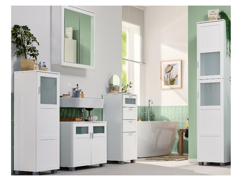 Biela kúpeľňa s bielymi skrinkami, umývadlom, vaňou a zeleňou.