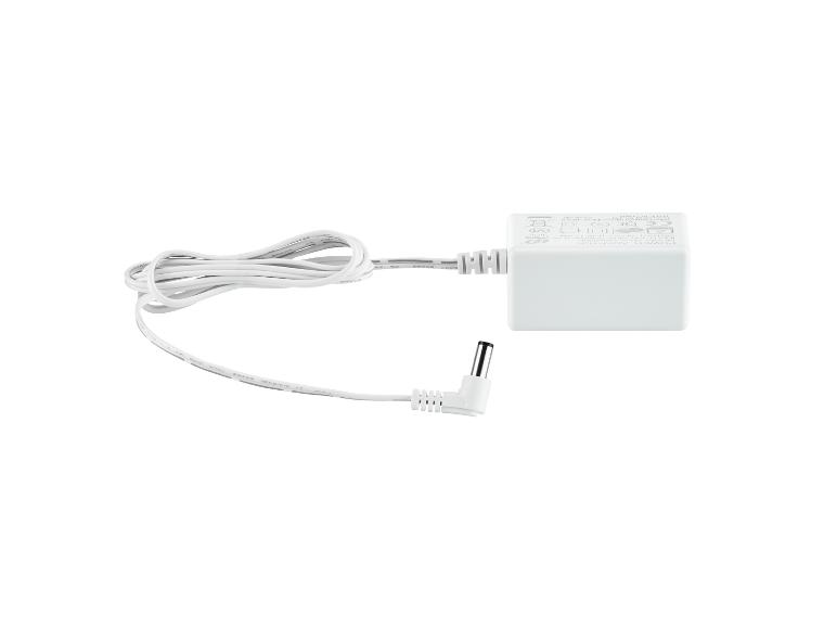 Biely zdroj s káblom.