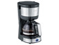 Čierny a strieborný kávovar Severin s  sklenenou kanvicou plnou kávy.