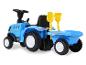 Modrý detský traktor New Holland s prívesom a lopatkou.