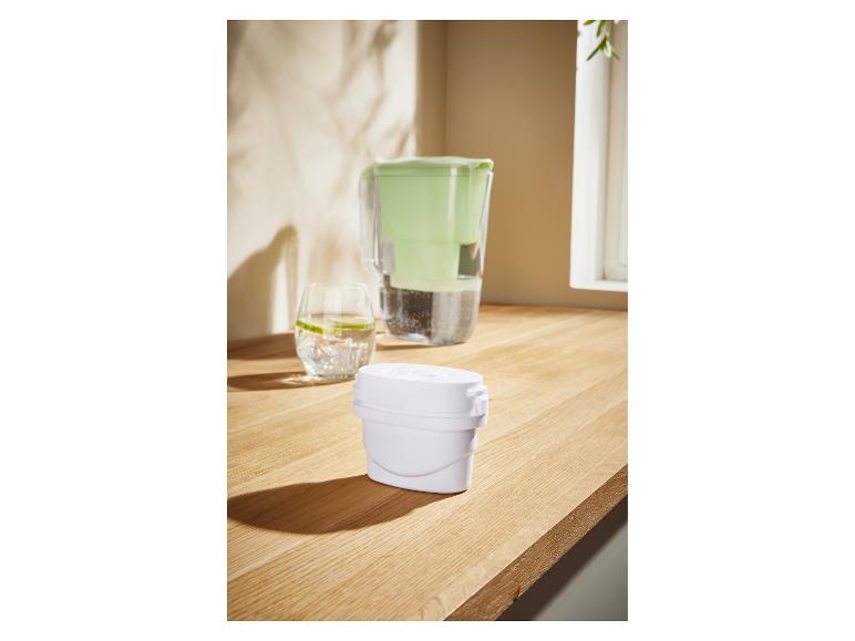 Vodný filter Brita a nádoba s filtrom v kuchyni.