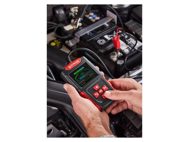 Muž testuje autobatériu testerom Ultimate Speed.
