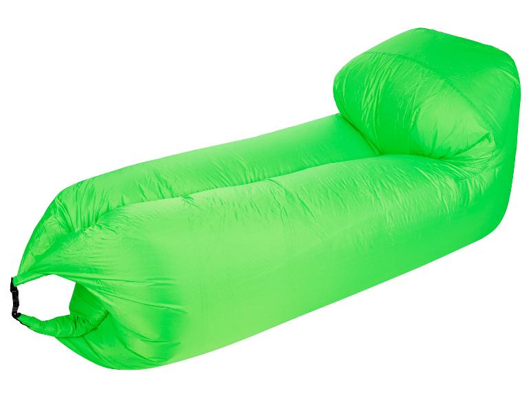 Zelené nafukovacie lehátko na kempovanie alebo relax.