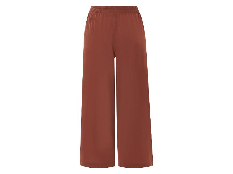 Široké hnedé nohavice.