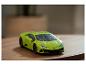 Zelené autíčko Lamborghini s puzzle vzorom na drevenom stole.