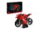Krabička LEGO Technic Panigale V4 R a zostavený model červenej motorky Ducati.