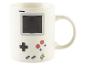 Biely hrnček s dizajnom Game Boy.