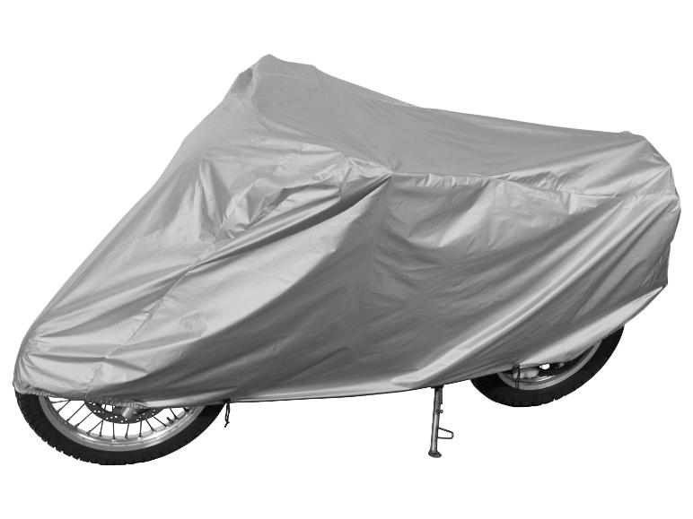 Strieborná plachta na motocykel na bielom pozadí.