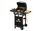Plynový gril Grillmeister s grilovaným mäsom, zeleninou a chlebom.