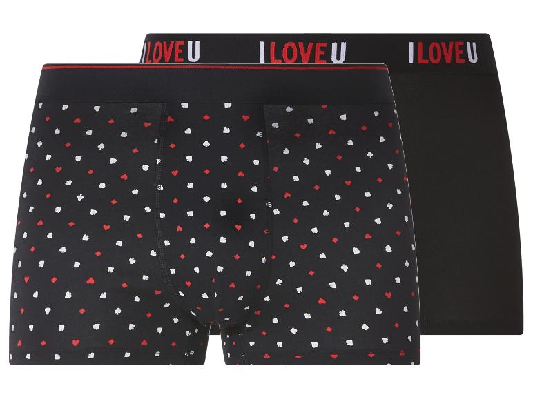 Dvoje čierne boxerky, jedny s motívom hracích kariet a nápisom „I LOVE U“ na páse.