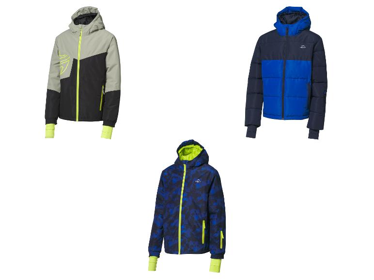 Tri lyžiarske bundy Crivit: jedna sivá a čierna, jedna modrá a jedna modrá maskáčová.