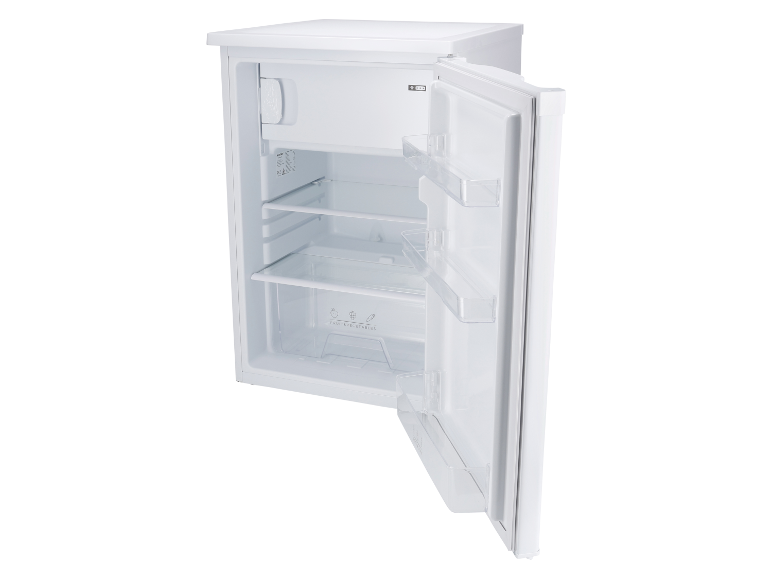 Otvorená biela malá chladnička s priehľadnými policami a zásuvkami.