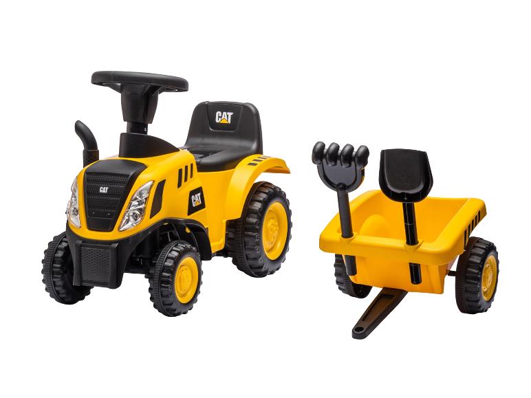Žltý detský traktor s prívesom a hračkárskym náradím.