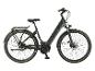 Čierno-sivý mestský elektrobicykel so zadným nosičom a terénnymi pneumatikami.