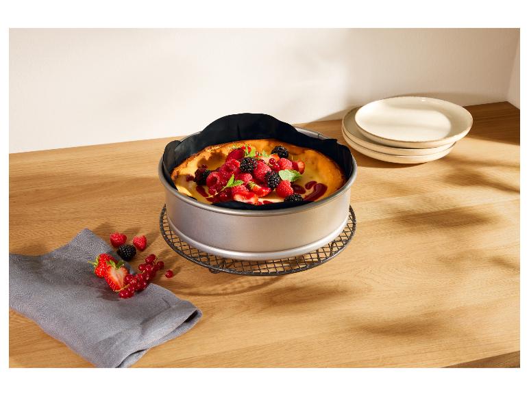 Cheesecake s bobuľovým ovocím vo forme na pečenie na drevenom stole