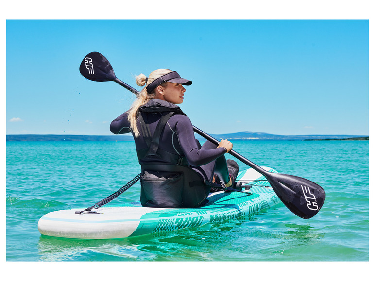 Žena pádluje na nafukovacích paddleboarde s pádlom GHE.