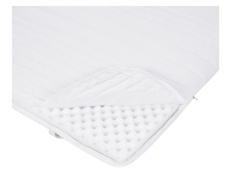 Biely matrac so zipsom, ukazujúci vnútornú penovú výplň.