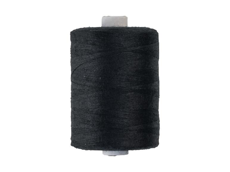 Čierna šijacia niť na cievke
