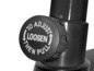 Čierne tlačidlo s nápisom 'To adjust loosen then pull'.