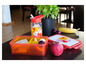 Lunchbox s motívom Mickey Mouse, s chlebom, syrom, vajcom a jablkom.
