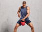 Muž v športovom oblečení s červenou kettlebell od Crivit.
