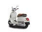 Biely skúter Vespa s hnedým sedadlom.