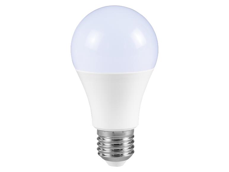 Biela LED žiarovka s päticou E27 na bielom pozadí