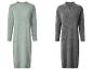 Dvoje pletené svetrové šaty: jedny svetlozelené s okrúhlym výstrihom a jedny sivé s polo golierom.