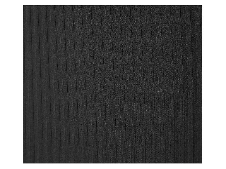 Čierna rebrovaná textília, jemná a elegantná štruktúra.