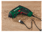 Bezdrôtový skrutkovač Parkside PAS 4 D7 s USB káblom na drevenom povrchu.