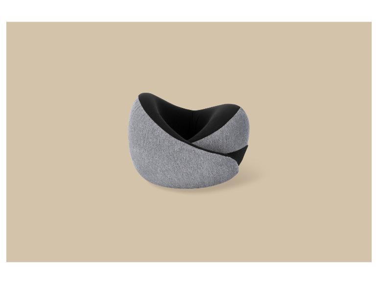 Sivo-čierny ergonomický cestovný vankúš na béžovom pozadí.