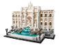 Model LEGO fontány Trevi s architektonickými detailmi a priesvitnou modrou vodou.
