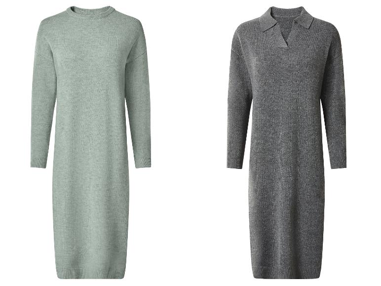Dvoje pletené svetrové šaty: jedny svetlozelené s okrúhlym výstrihom a jedny sivé s polo golierom.