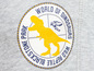 Okrúhle logo s T-Rexom a textom „World of Dinosaurs“ a „Blackstone Park“.