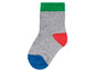 Sivá ponožka s zelenými, červenými a modrými detailmi.