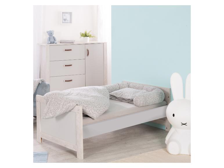 Detská spálňa s posteľou, komodou a lampou Miffy, vo svetlých farbách.