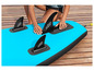 Modrý nafukovací paddleboard s tromi plutvami