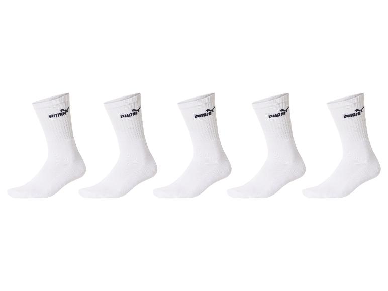 Päť párov bielych ponožiek Puma s čiernym logom, zoradených v rade