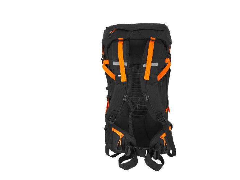 Čierny turistický batoh s oranžovými detailmi a nastaviteľnými popruhmi.