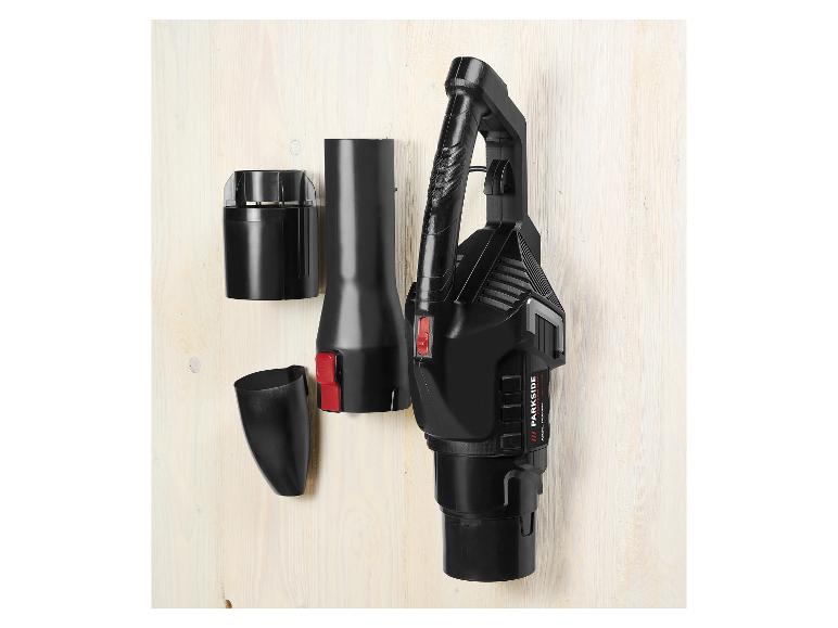 Čierny akumulátorový fukár Parkside s tromi nadstavcami na svetlom drevenom pozadí.
