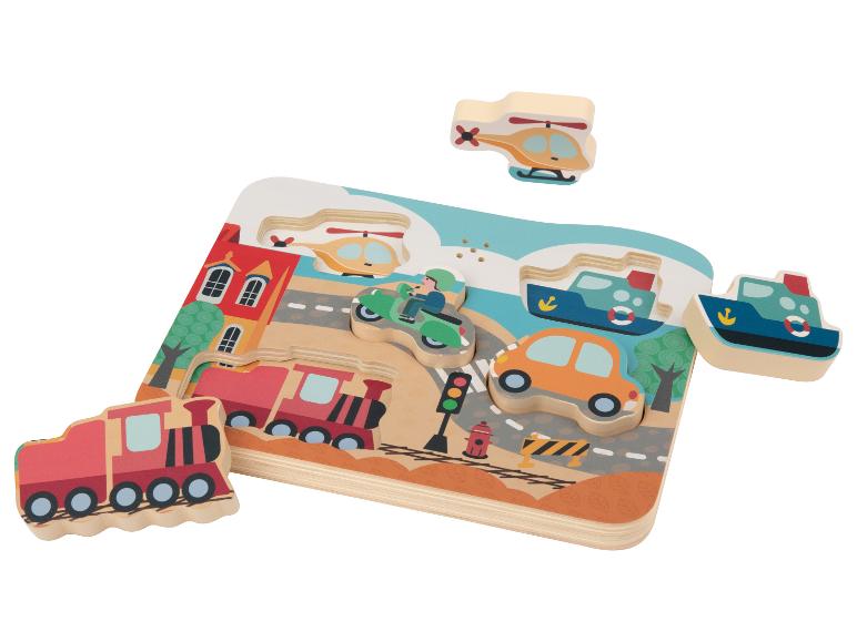 Drevené puzzle s dopravnými prostriedkami: vlak, auto, loď, helikoptéra a motorka.