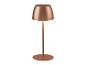 Moderná medená stolová lampa s teplým svetlom.