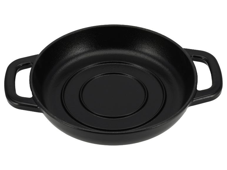 Čierna liatinová panvica s dvoma rúčkami.