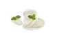 Mozzarella syr s bazalkovými lístkami.