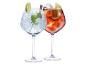 Dva osviežujúce koktaily v pohároch na stopke: číry gin s tonikom, limetkou a mätou a červený Aperol Spritz s pomarančom a ľadom.
