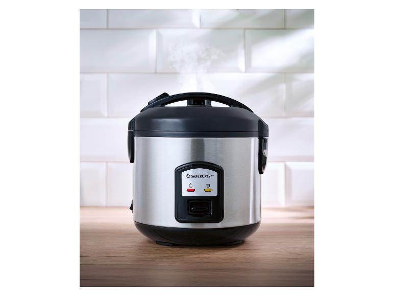 Parný ryžovar SilverCrest na drevenej kuchynskej doske.